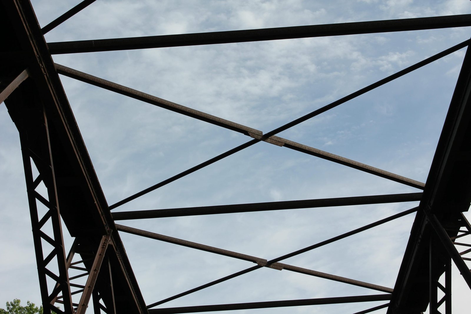 Upper lateral bracing